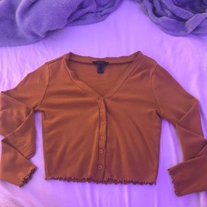 this is a cropped kinda button shirt